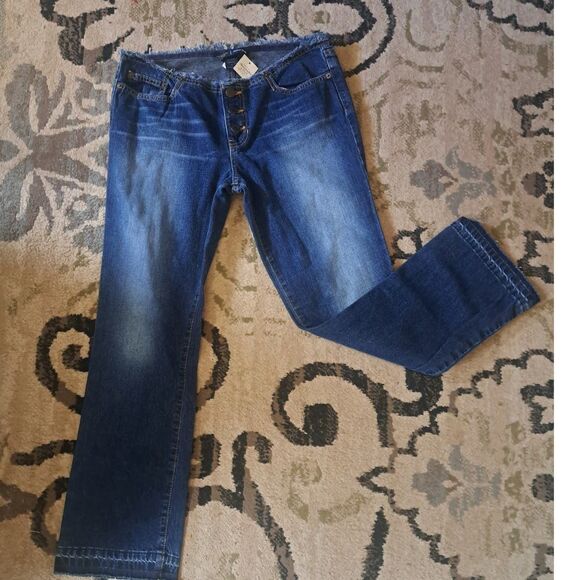 NWT- Darling Low Waste Flair Legs Abercrombie & Fitch SZ 4 Fray waist Distressed - Picture 1 of 9